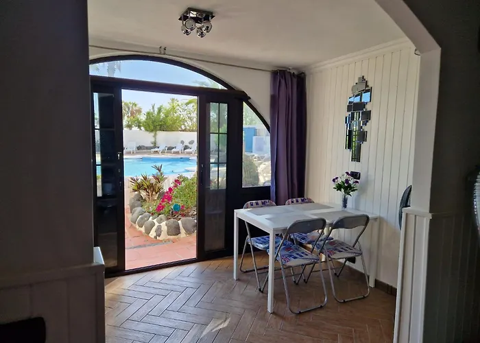 2-bed Sleeps 4 Steps Out On To The Pool Daire *