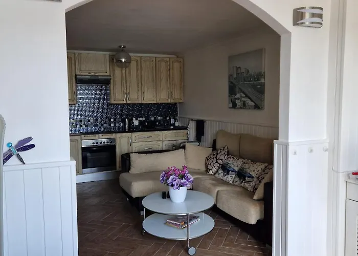 Daire 2-bed Sleeps 4 Steps Out On To The Pool