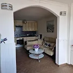 شقة 2-bed Sleeps 4 Steps Out On To The Pool