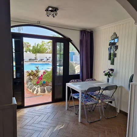 2-bed Sleeps 4 Steps Out On To The Pool شقة *