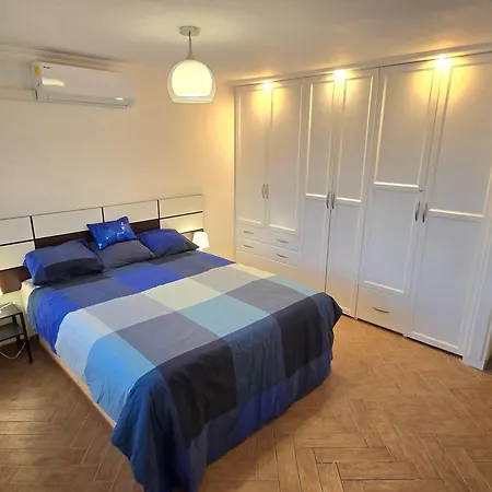 2-bed Sleeps 4 Steps Out On To The Pool شقة